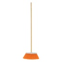 57054 / Escoba mediana tipo cepillo, cerdas de PVC, bastón de madera, Klintek